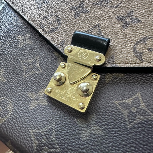 LV Pochette Métis in Reverse monogram - Picture 10 of 14